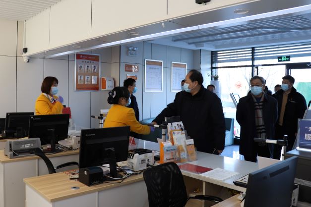 市能源集團汪德剛一行春節假期看望慰問堅守崗位員工(圖3)