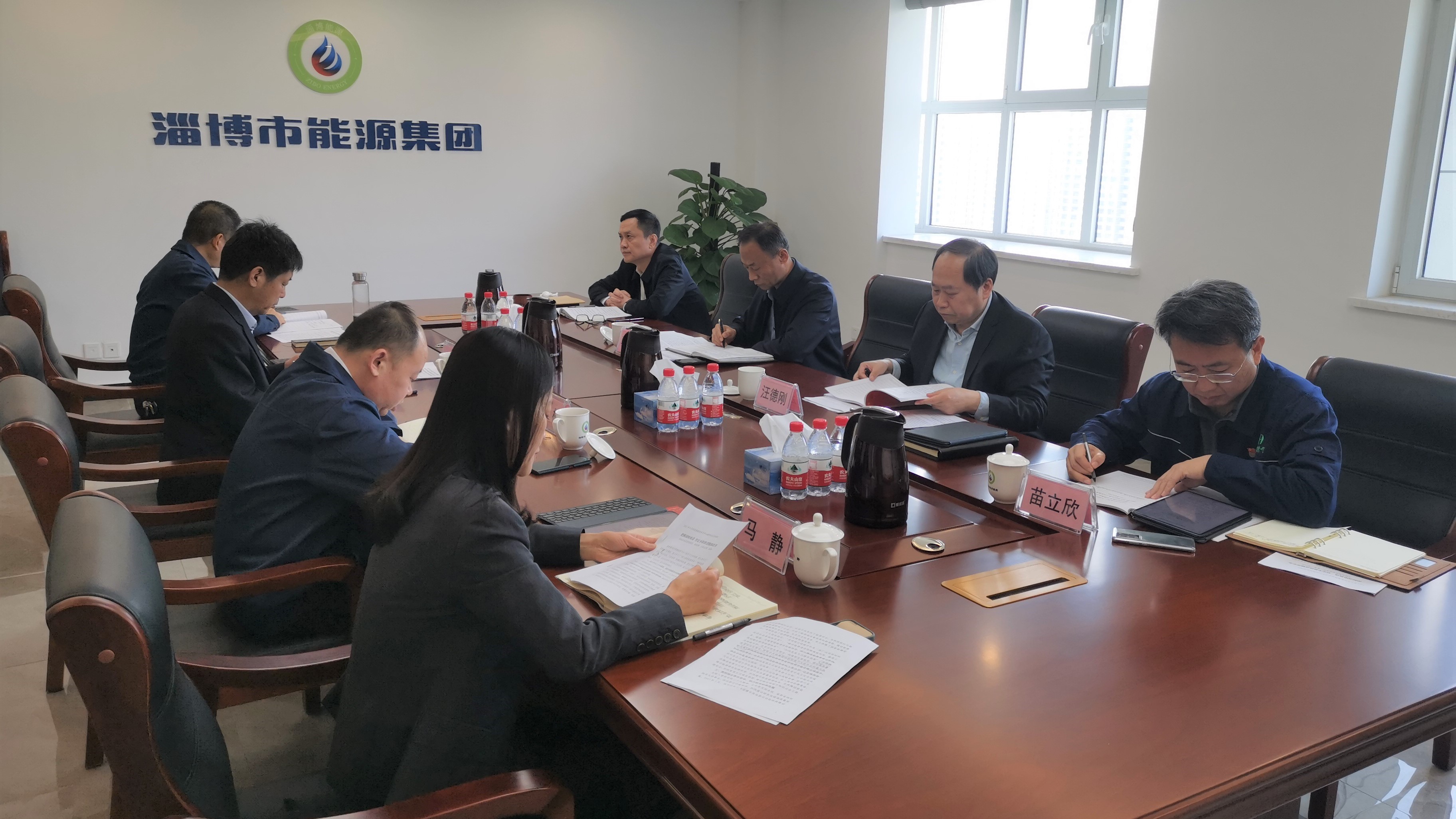 市國資委黨委委員、四級調(diào)研員韓瑞平到市能源集團列席旁聽黨委理論學習中心組學習研討(圖1)